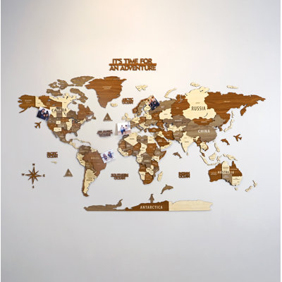 Carte 3D du monde en bois avec punaises