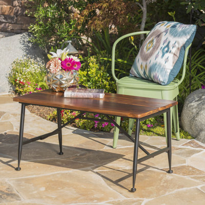 Table basse d'extérieur rectangulaire avec pieds tubulaires en angle et plateau en bois