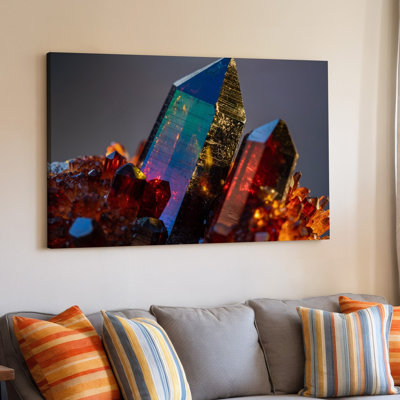 Toile, vue rapprochée d'un superbe ensemble d'art mural en cristal à multiples facettes avec un cristal allongé proéminent avec une pointe