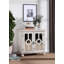 Armoire de rangement classique en bois avec portes miroir et poignées pendantes pour une organisation et une présentation élégantes de votre intérieur.