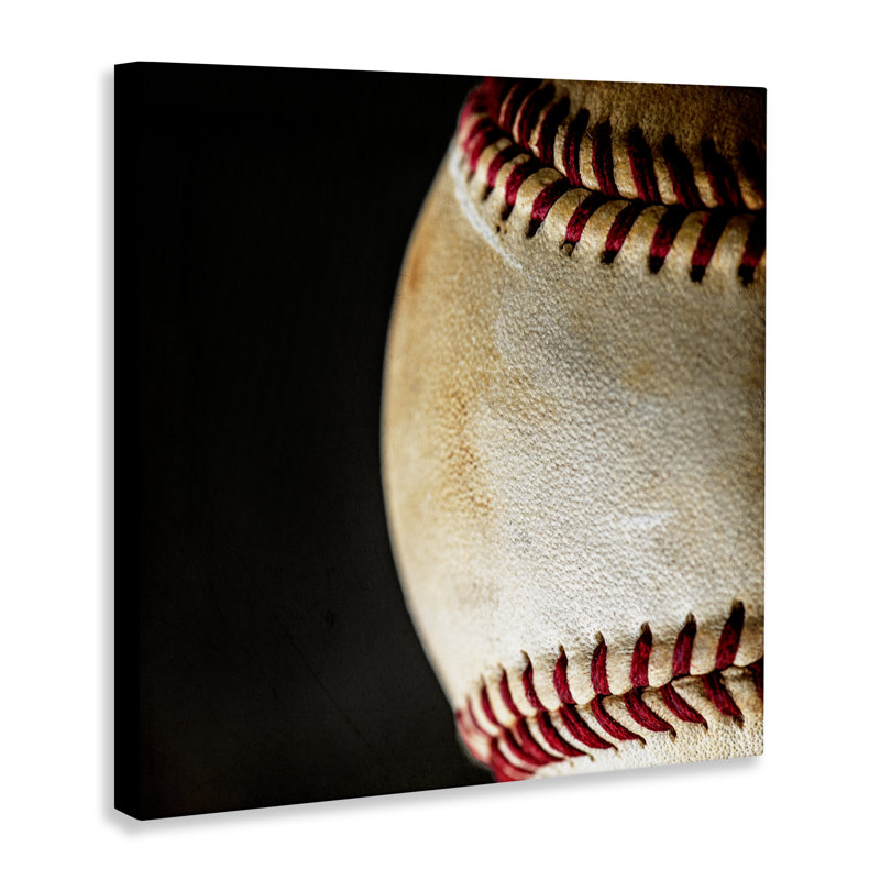 Baseball gros plan sur toile noire, design par Kim Allen, H 17 po x l 17 po