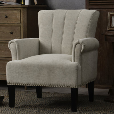 Fauteuil Accent Rivet crème, structure en pin massif et contreplaqué de peuplier, pieds carrés en bois d'hévéa effilés, accoudoirs roulés, dossier carré, siège à ressorts sinueux, coussin en mousse épaisse, tissu teinté, 30,31 po