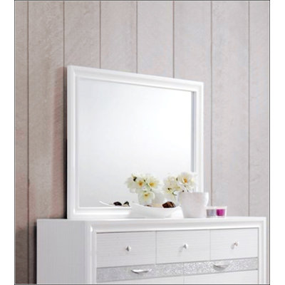 Miroir élégant et durable au design épuré, idéal pour ajouter une touche moderne à tout espace intérieur.