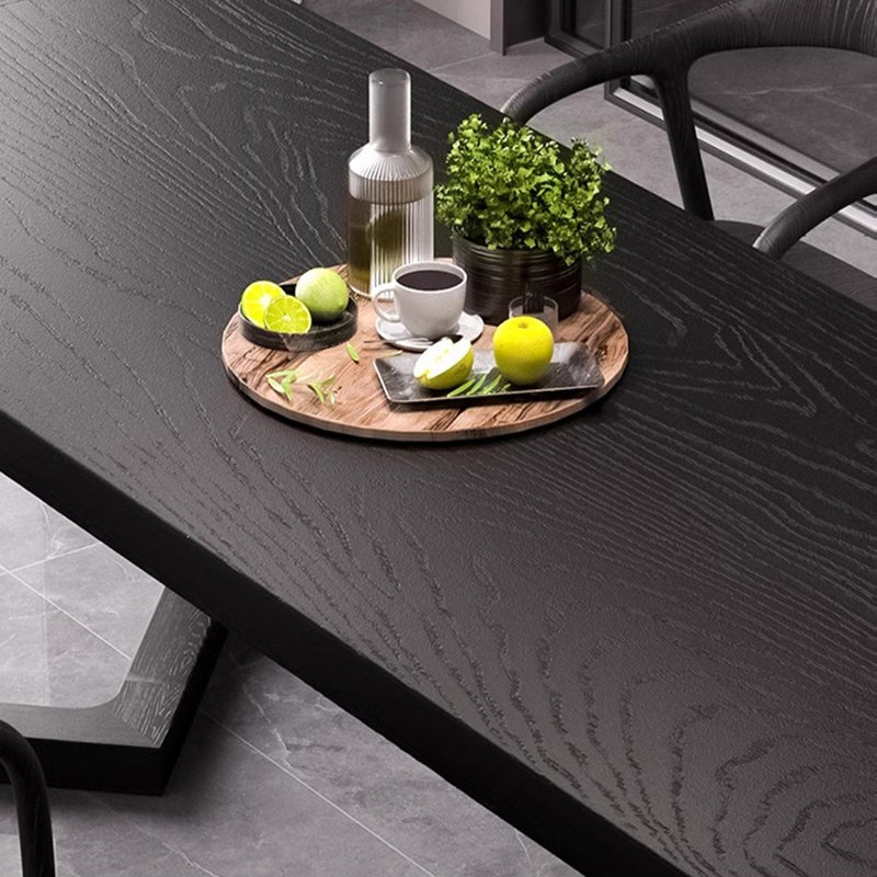 Table de salle à manger en bois massif à l'esthétique pratique