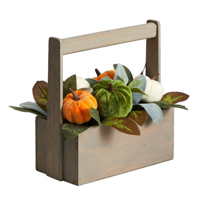 Arrangement d'automne citrouille d'automne dans un panier en bois
