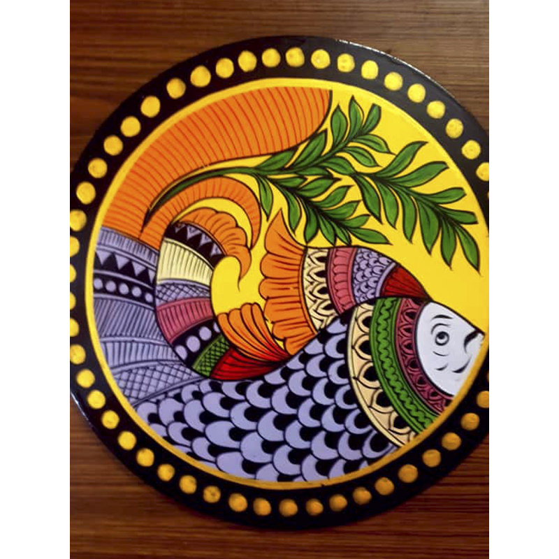Peinture colorée de poissons sur une plaque de bois en bois aggloméré | Par Jagriti Bhardwaj