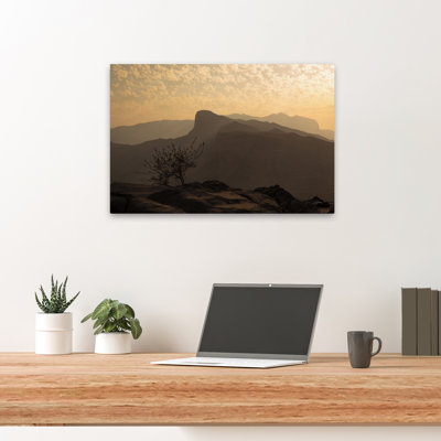 Désert contemporain noir gris paysage désertique