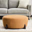 Citrouille ronde orange avec boucle et pieds en bois évasés, pour une assise supplémentaire en tant que table d'appoint fonctionnelle-561765793-561765794
