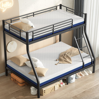 Lit superposé en métal avec 2 matelas simples au dessus d'un lit double