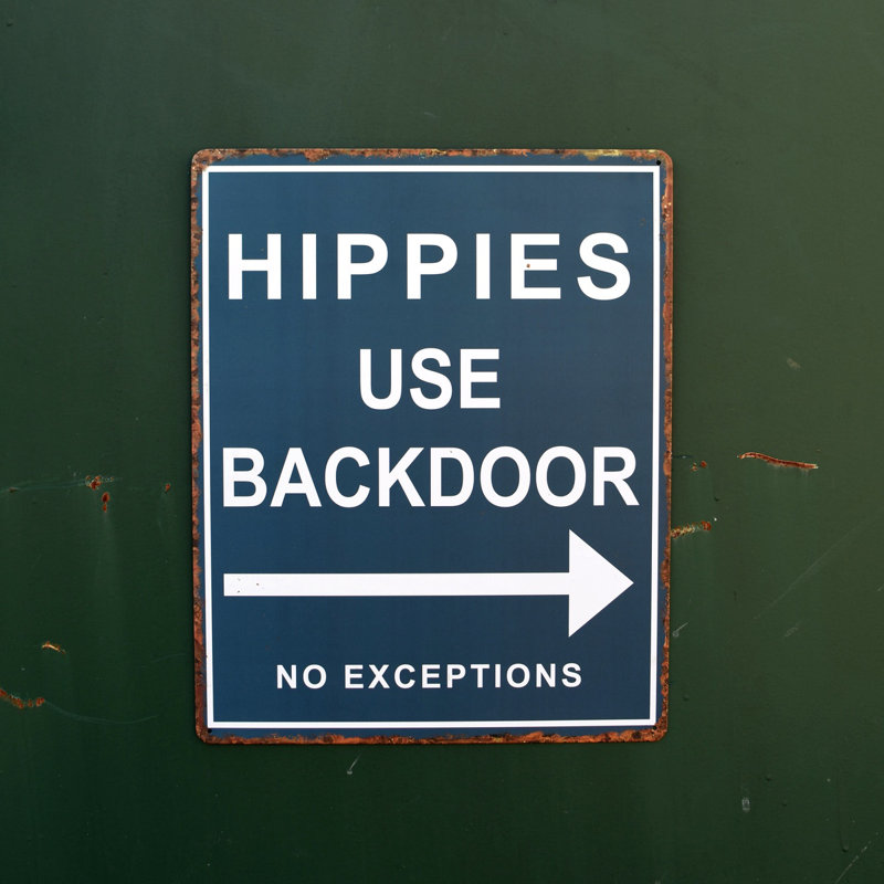 Drôle de hippies rétro utilisant une porte en métal avec porte en métal
