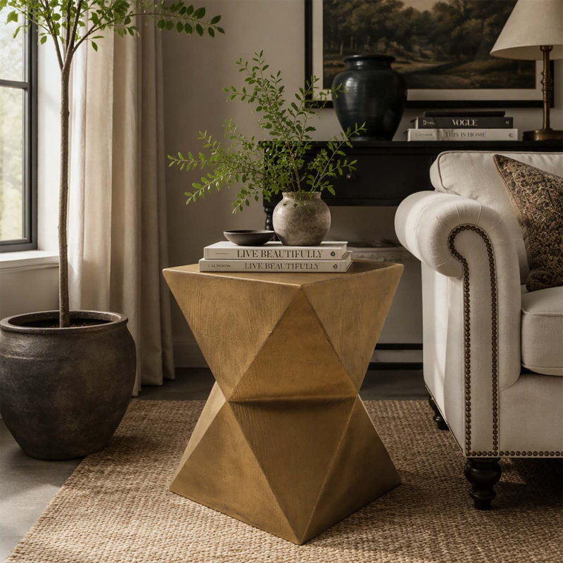 Table d'appoint en béton à symétrie prismatique naturelle de 14,25 pouces avec une texture lisse à grain de bois pour une utilisation moderne à l'extérieur et à l'intérieur