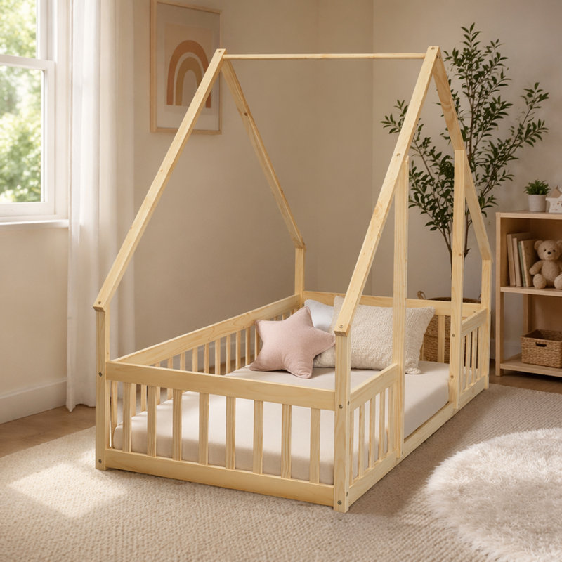 Lit simple en bois en forme de maison avec clôture, garde-corps