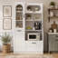 Armoire de cuisine autoportante haute avec porte vitrée cintrée, porte relevable et tablettes réglables pour un rangement efficace