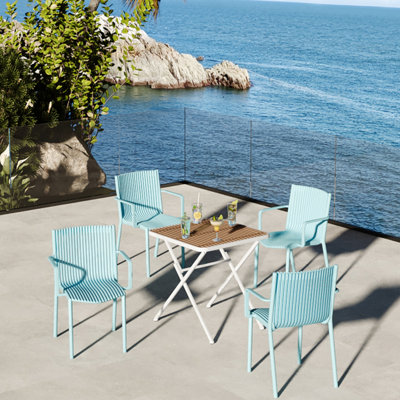 4 fauteuils empilables en PP bleu gris et une table carrée intérieure / extérieure polyvalente, conception ergonomique, plateau de table avec pieds en métal de couleur kaki blanche, entretien zéro, structure résistante aux intempéries