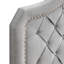 Grand lit plateforme en velours gris à boutons, avec courbe moderne et support à lattes de bois, assemblage facile avec élément de design rembourré, rapide