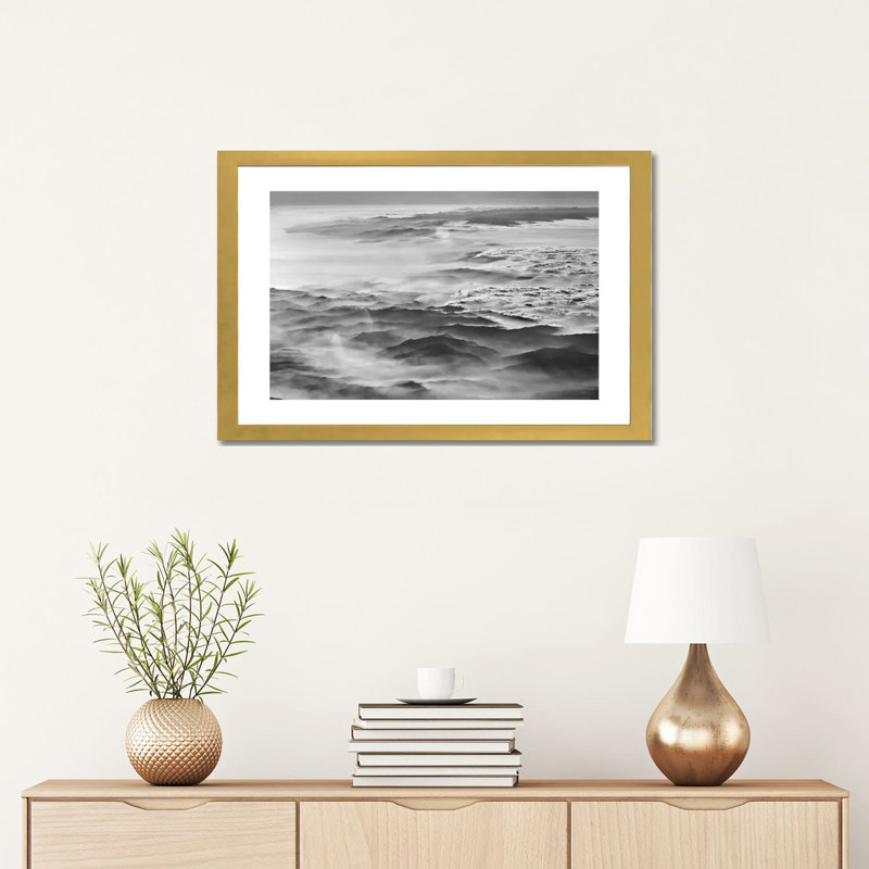 « Mountains II » par Ben Heine-impression d’art graphique, Papier encadré doré, Blanc, H 16 po x l 24 po x P 1 po