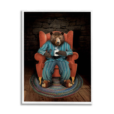 «Bed Time Bear Relaxing Portrait», estampe numérique par John Hovenstine