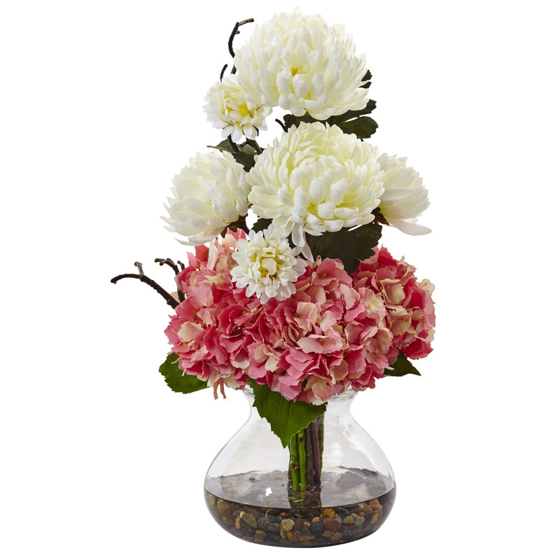 Arrangement floral mum dans un vase en verre
