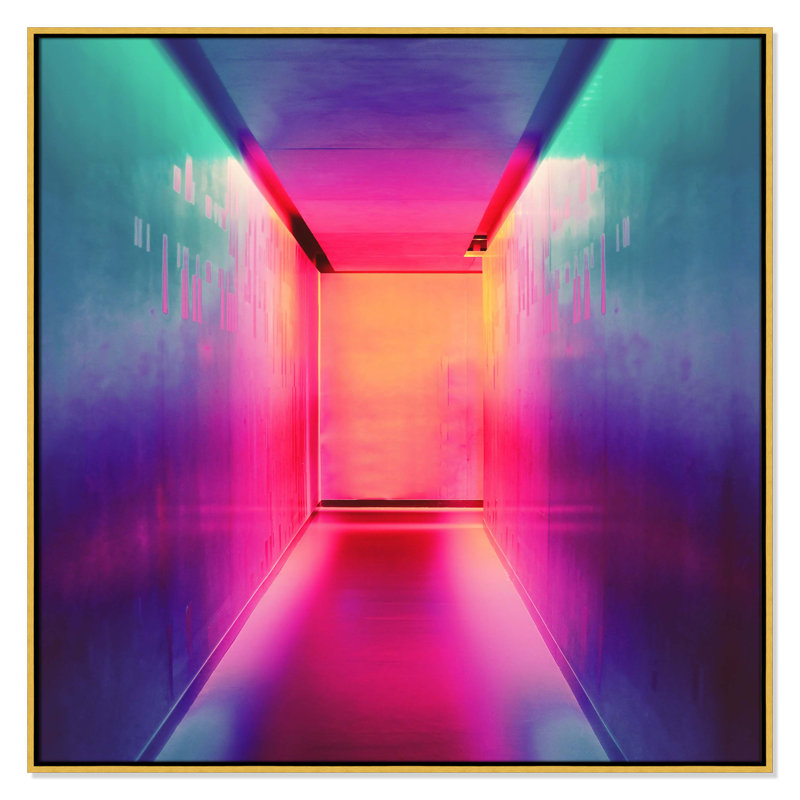 «Neon Wonderland I» par Efe Kurnaz, H 41,5 po x l 41,5 po x P 2 po, Cadre flottant doré