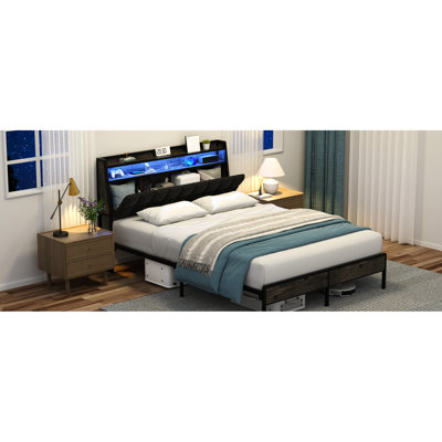 Structure de grand lit en métal noir, tête de lit ergonomique avec petit - Rangement pour accessoires, DEL et station de charge