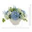 Hortensias, viburnum et astilbe disposés dans un vase en céramique