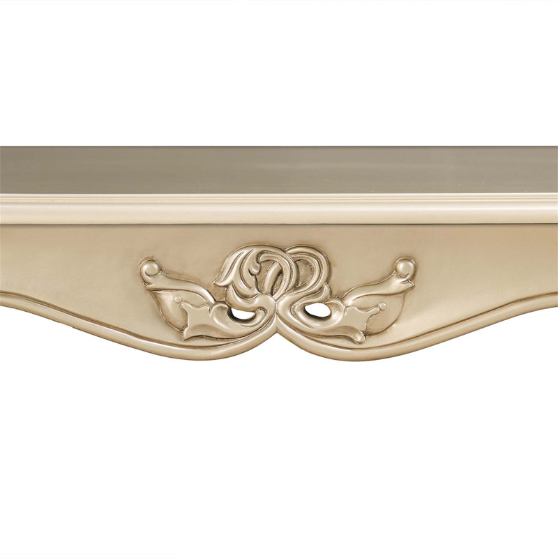 Table basse de style traditionnel avec un design sculpté, une structure en bois massif et une élégante finition champagne pour les intérieurs classiques