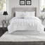 Ensemble de literie blanc élégant, grand édredon en polyester, style chambre à coucher moderne