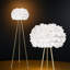 Lampe sur pied moderne en plumes avec base de trépied, abat-jour en plumes blanches et finition dorée pour le salon, la chambre à coucher ou la salle à manger
