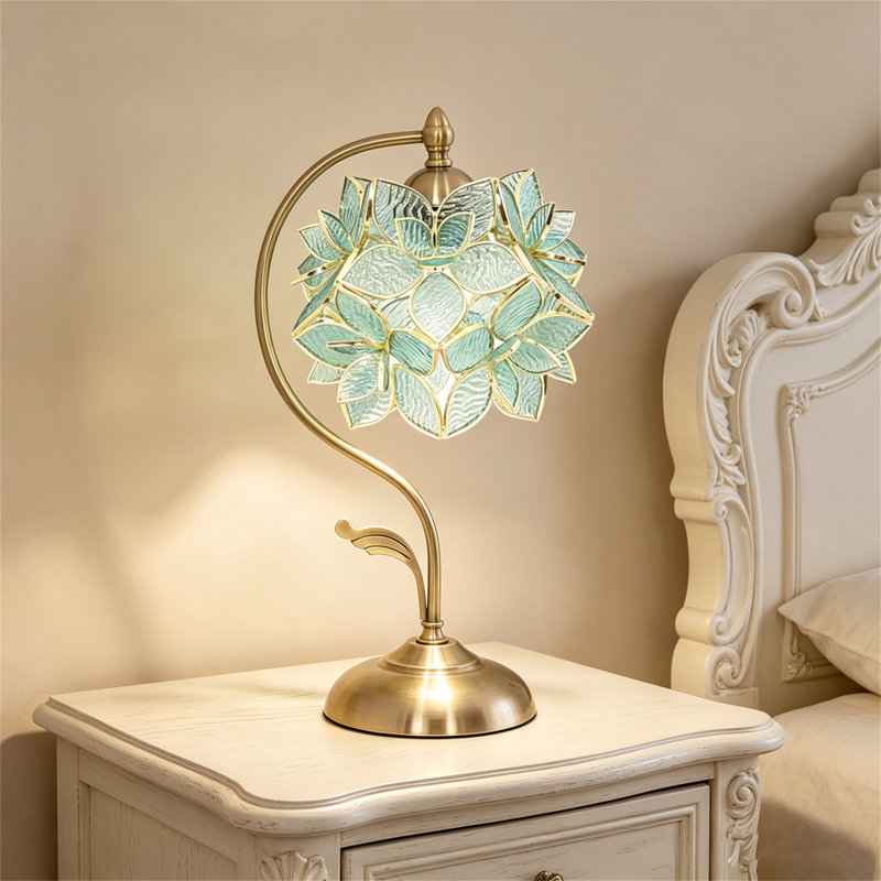 Lampe de table décorative vintage en verre coloré de 17 pouces avec abat-jour pétale floral fabriqué à la main et base courbée en laiton antique, lampe de table d'appoint pour chambre à coucher salon maison de campagne maison de campagne décorative