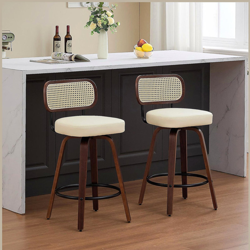 Tabourets de bar 26 po à hauteur de comptoir en rotin de 26 po avec dossier en canne et siège rembourré, ensemble de 2 tabourets de bar pivotants (noyer et beige)