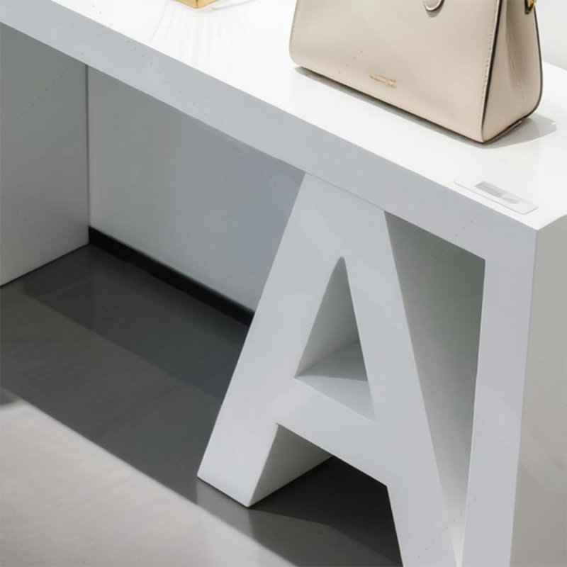 Table de présentation blanche à cadre A, H 29,53 po x l 78,74 po x P 15,75 po