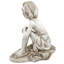 Statue de petite fille faisant une pause près de l'étang