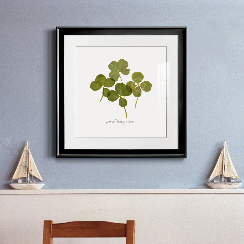 «Pressed Clover I», reproduction encadrée de qualité supérieure - prête à être accrochée, H 26,5 po x l 26,5 po x P 1,5 po