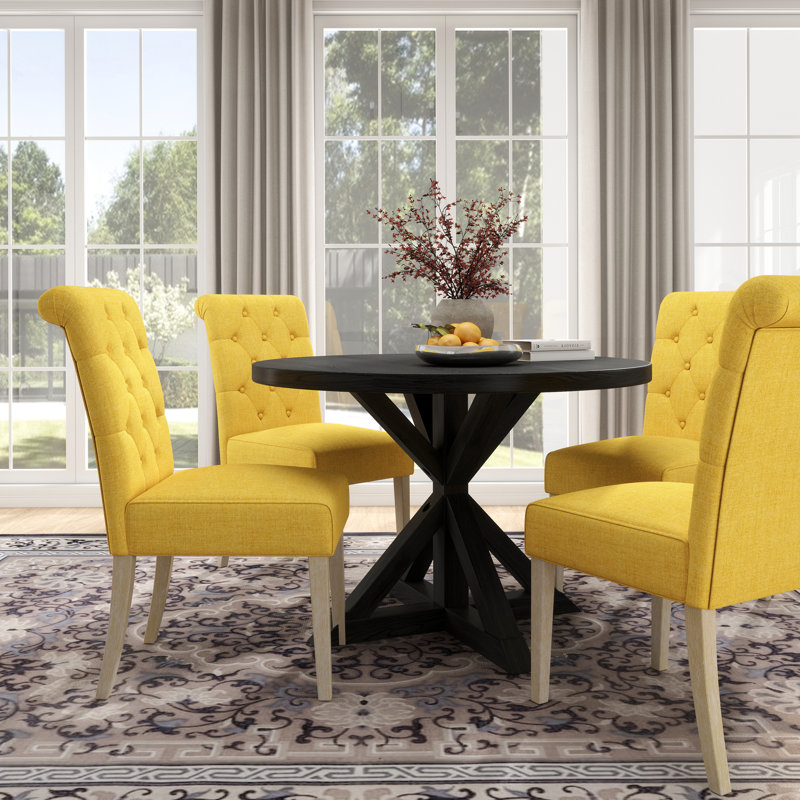 Ensemble de salle à manger cinq pièces Banff avec table ronde croisée et quatre chaises capitonnées pour un espace repas confortable et fonctionnel