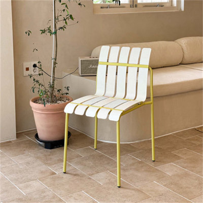 Ensemble de 4 chaises à blocs de couleur modernes à rayures avec sièges en PP imperméables et pieds en métal robustes pour une utilisation intérieure / extérieure
