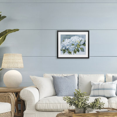 «Blue Spring Cottage Hydrangeas», reproduction d'art sous verre encadrée par Katrina Pete