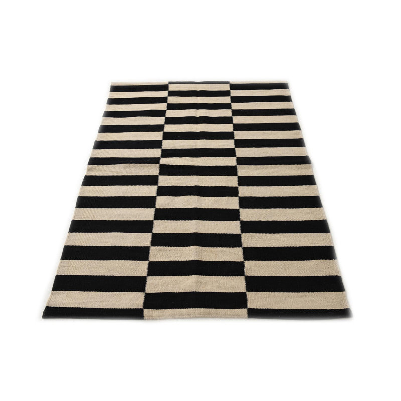 Tapis noir et blanc 3 pi 5 po x 4 pi 10 po