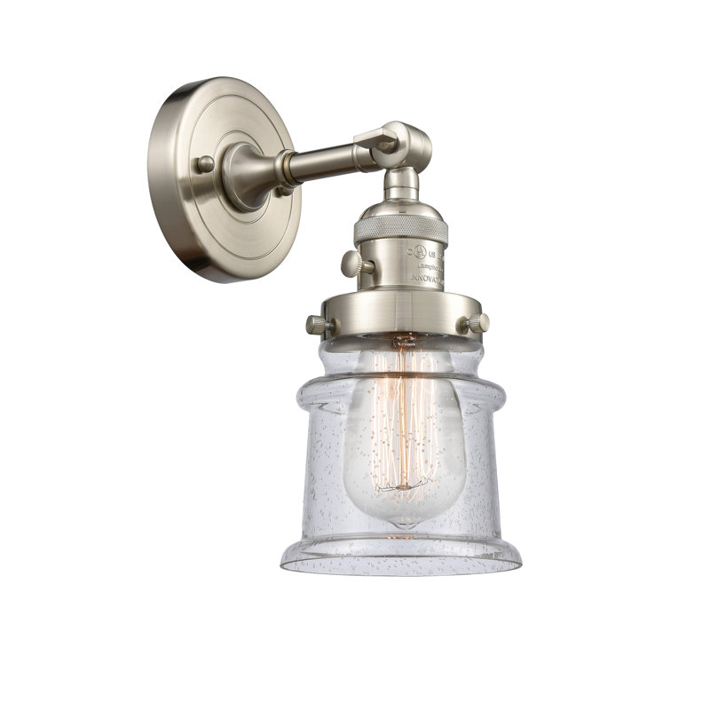 Applique murale à bras 1 lumière Madelyn, Ampoule incandescente rétro de 60 watts, Grainé, Nickel satiné brossé
