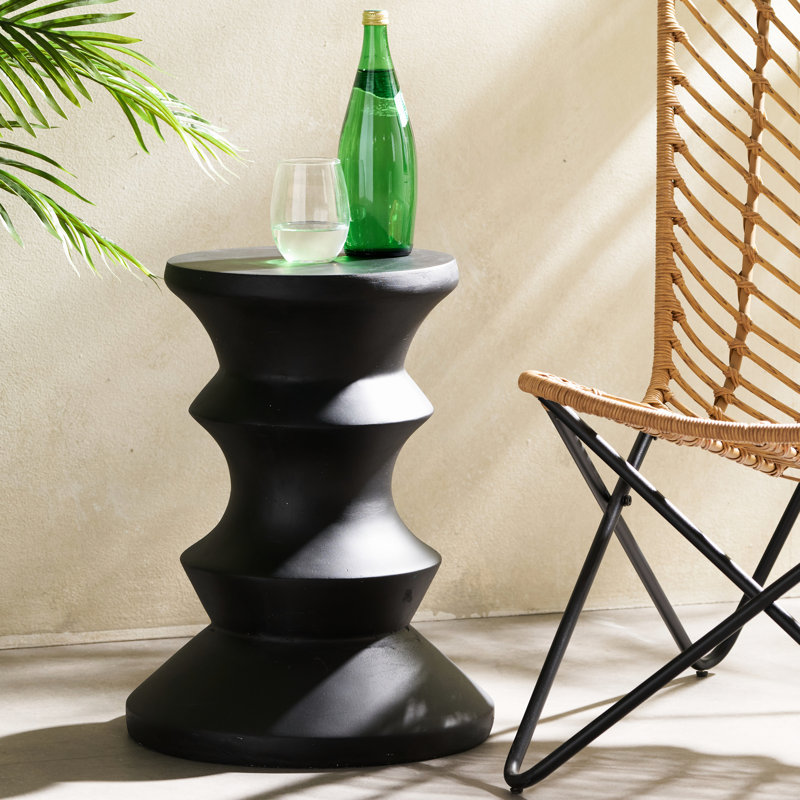 Table d'appoint en béton de 19,86 po de hauteur, noire, carrée de 15,37 po, légère, fabriquée à la main, aucun assemblage requis pour le garde-manger