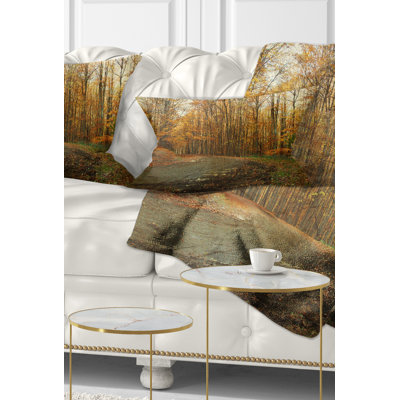 Coussin de la forêt incurvée dans un coussin lombaire automne