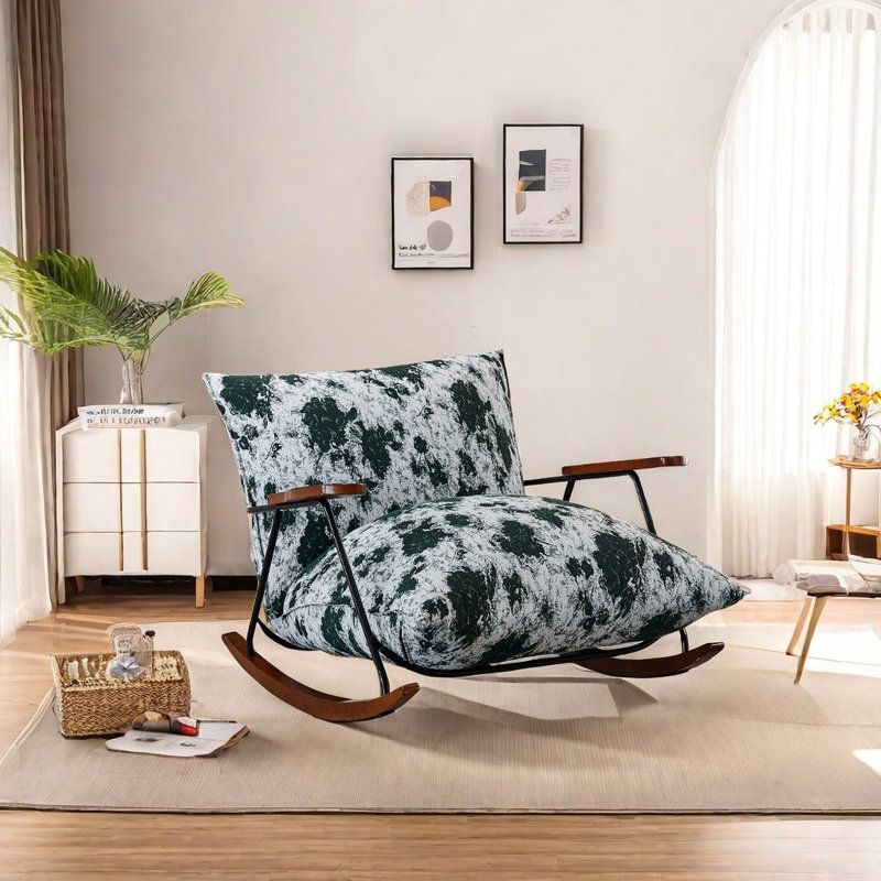 Chaise vintage en tissu avec accoudoirs en bois