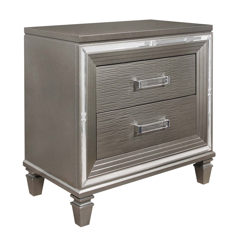 Table de chevet élégante à finition métallique avec garniture de miroir biseautée et tiroirs en queue d'aronde, parfaite pour les chambres à coucher modernes
