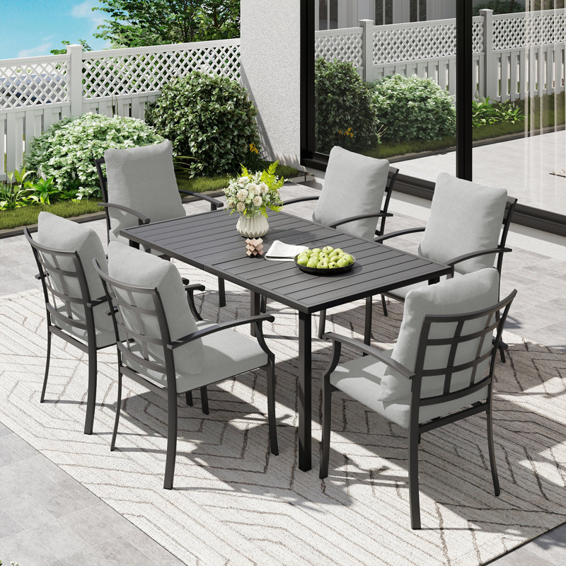 Ensemble repas de patio en métal noir 7 pièces avec table rectangulaire et coussins gris Maynard, Gris