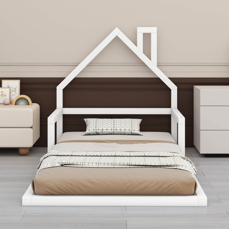 Lit simple au sol en bois massif avec une charmante tête de lit en forme de maison, Blanc