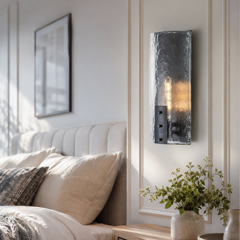 Applique murale moderne 1 lumière noir mat, applique murale verticale en verre transparent ondulé à la main pour meuble-lavabo, chambre à coucher et couloir
