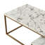 Table basse moderne à effet marbre avec tablette inférieure pour le rangement et structure avec une finition en laiton Carbone