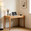 Bureau moderne du milieu du siècle en bois massif avec tiroirs, idéal pour étudier ou travailler au bureau. Bords lisses, glissières de tiroir fiables de différentes tailles.