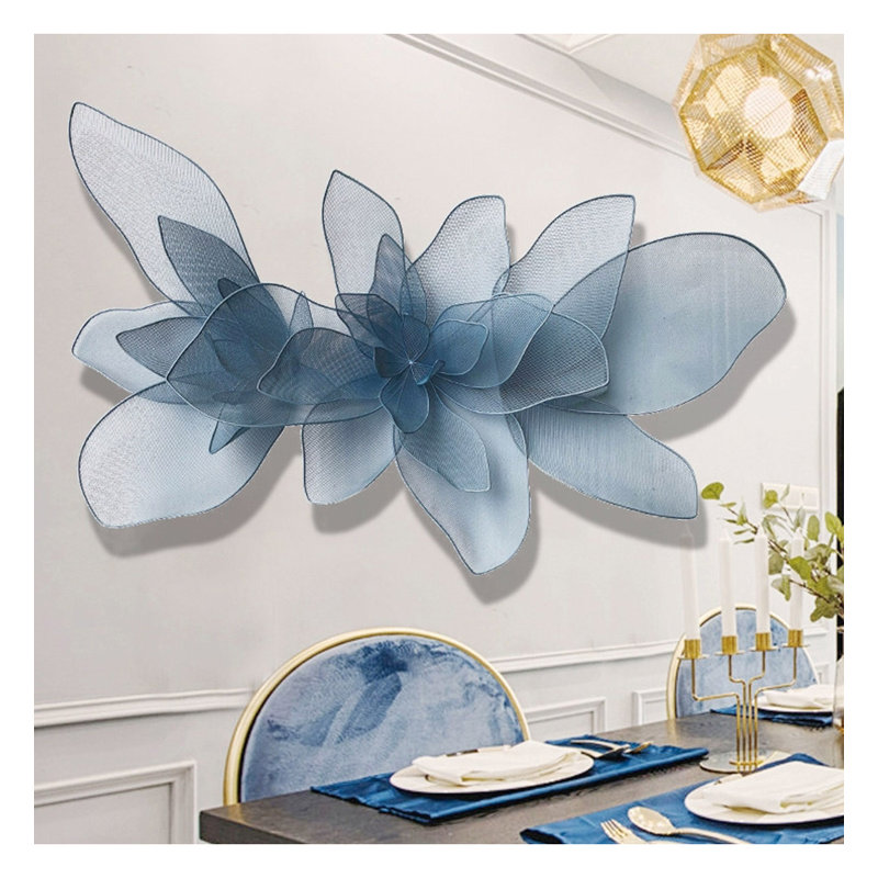 Œuvre en fer de luxe avec fleurs, H 41,34 po x l 70,87 po x P 3,15 po