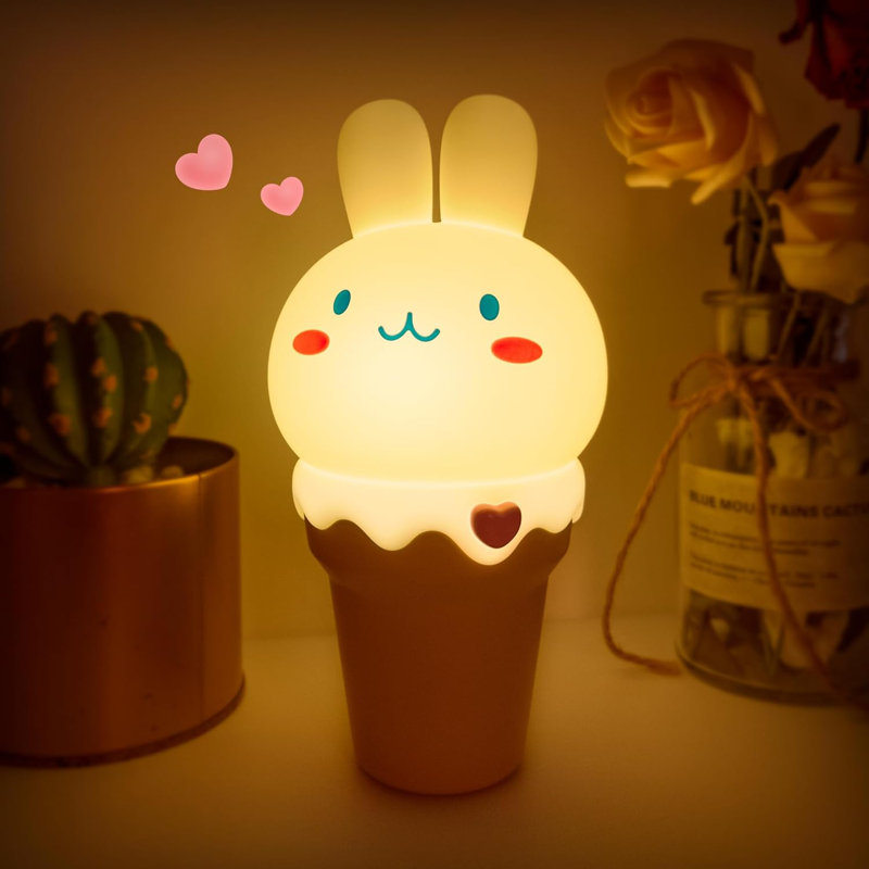 Décorez n'importe quel espace avec cette adorable veilleuse crème glacée. Doté de 7 couleurs personnalisables et d'un mode de lumière chaude, il crée une ambiance de rêve. Profitez de la commodité des commandes Pat, d'une base rechargeable, d'une minuterie pratique et d'un accessoire magnétique pour