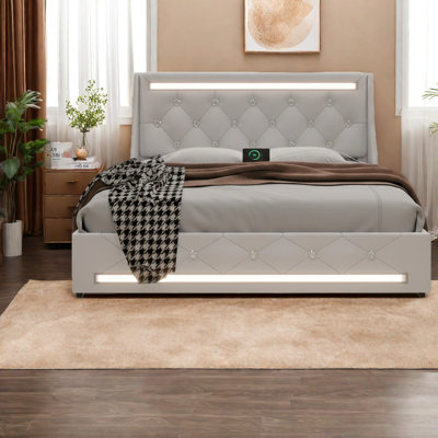 Grand lit moderne tapissier, structure en similicuir avec DEL et station de charge